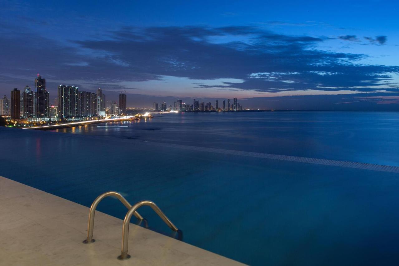 Hotel Jw Marriott Panama Exteriér fotografie View of the city from the pool